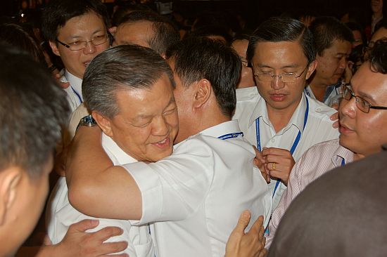 Supporters greeting Chua after he was announced as MCA deputy president after party elections in 2008 (Pic courtesy of theSun)