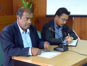 Representatives from Suhakam receiving the memorandum