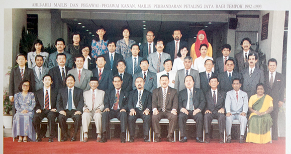 The MBPJ councillors of 1992 counted amongst them Soh Chee Wen (2nd from left, front row), Lee Hwa Beng (5th from left, 2nd row from the front), and Datuk Seri Anwar Ibrahim's father Datuk Ibrahim Abdul Rahman (4th from left, front row).