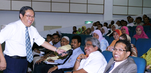 With UM staff (Courtesy of Universiti Malaya)