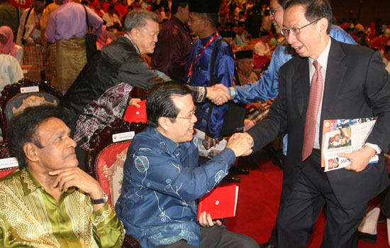 (From left) MIC present Datuk Seri S Samy Vellu, Chua, former MCA president Datuk Seri Ong Tee Keat, and Tan Sri Koh Tsu Koon during the Umno Annual General Assembly in March 2009 (Pic courtesy of theSun)