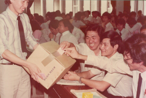 Tang took part in the National Taiwan University Malaysian Students Association elections in 1983 and was elected president