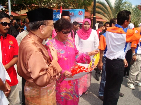 Azalina and Datuk Seri Dr Rais Yatim at an Umno event