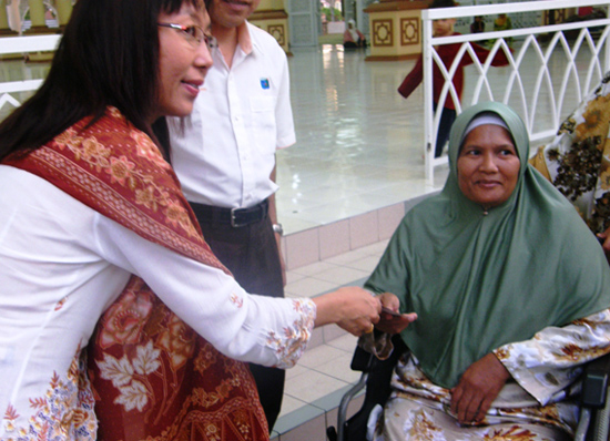 Majlis berbuka puasa at Masjid Al-Ehsan in Bandar Kinrara in September 2009. This was the mosque where Kok was falsely accused of forbidding the azan call to prayer, which led to her arrest and detention without trial under the ISA