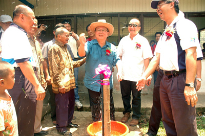 Officiating the launch of piped water supply to Kampung Timpangoh Sugud, Penampang