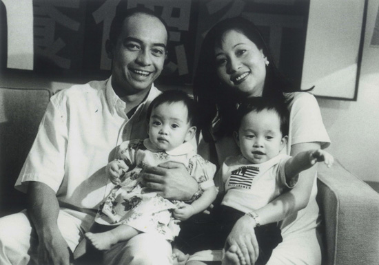 (Updated) Nazir with his wife Datuk Azlina Aziz and their two children