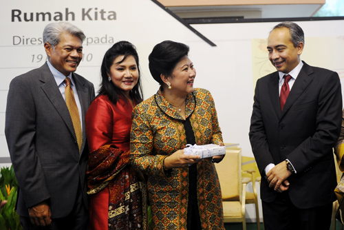 The First Lady of Indonesia Ani Bambang Yudhoyono (second from right) at Rumah Kita, a shelter for Indonesian workers in Kuala Lumpur during an 18 May 2010 visit. Accompanying her were Nazir, CIMB Niaga president director Arwin Rasyid (left) and his wife Dotty Suraida Rasyid