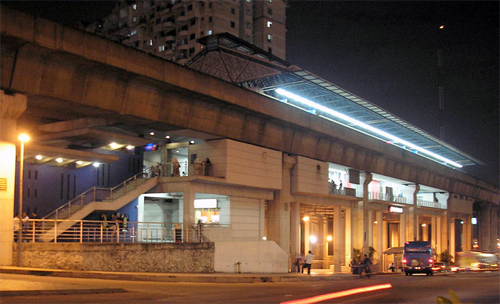 An lrt station (© two hundred percent | Wiki Commons)