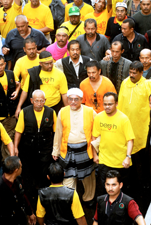 Hadi Awang walking amidst others in Bersih 2007 rally (© lastsham | Wiki Commons)