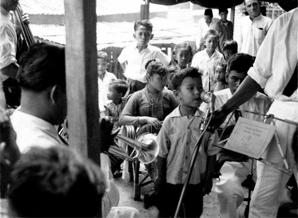 A five year old Ramli already showing off as a singer at a wedding function, Kerling (1958)