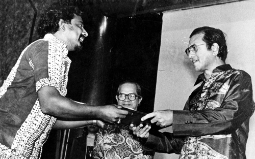 Nades receiving the Journalist of the Year Award from former Prime Minister Tun Dr Mahathir Mohamad in 1982
