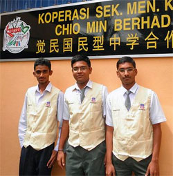 Indian Malaysian boys standing in front of a Chinese vernacular school (© visnu92 | Wiki Commons)
