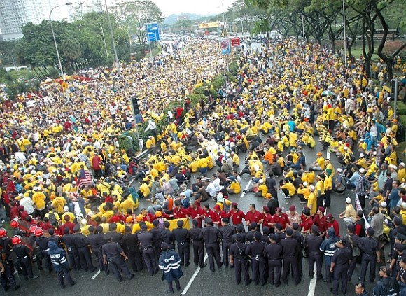 Bersih rally in downtown Kuala Lumpur in 2007 (Pic courtesy of theSun)