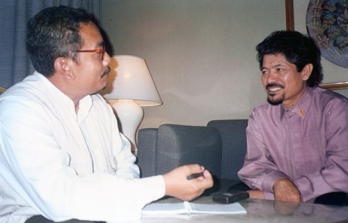 Zainon Ahmad interviews Nur Misuari, the governor of the autonomous region of Muslim Mindanao, in Manila on 5 June 1996. Nur Misuari was a guerilla fighter and leader of the Moro National Liberation Front. Zainon covered the liberation war in the south in 1985.
