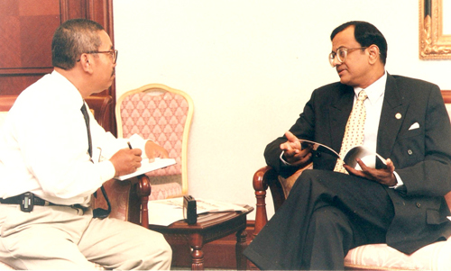 Zainon Ahmad interviewing Indian Finance Minister P Chidambaram on 27 March 1997 when he visited Kuala Lumpur