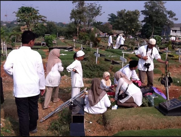 Di Indonesia, ada tanah perkuburan yang menempatkan kubur-kubur orang beragama Islam dan juga Kristian, di dalam kawasan yang sama.  Ahli-ahli keluarga Islam tidak merasa terganggu sedikit pun apabila mereka berdoa di kubur ahli keluarganya, yang bersebelahan dengan kubur berpalang salib.