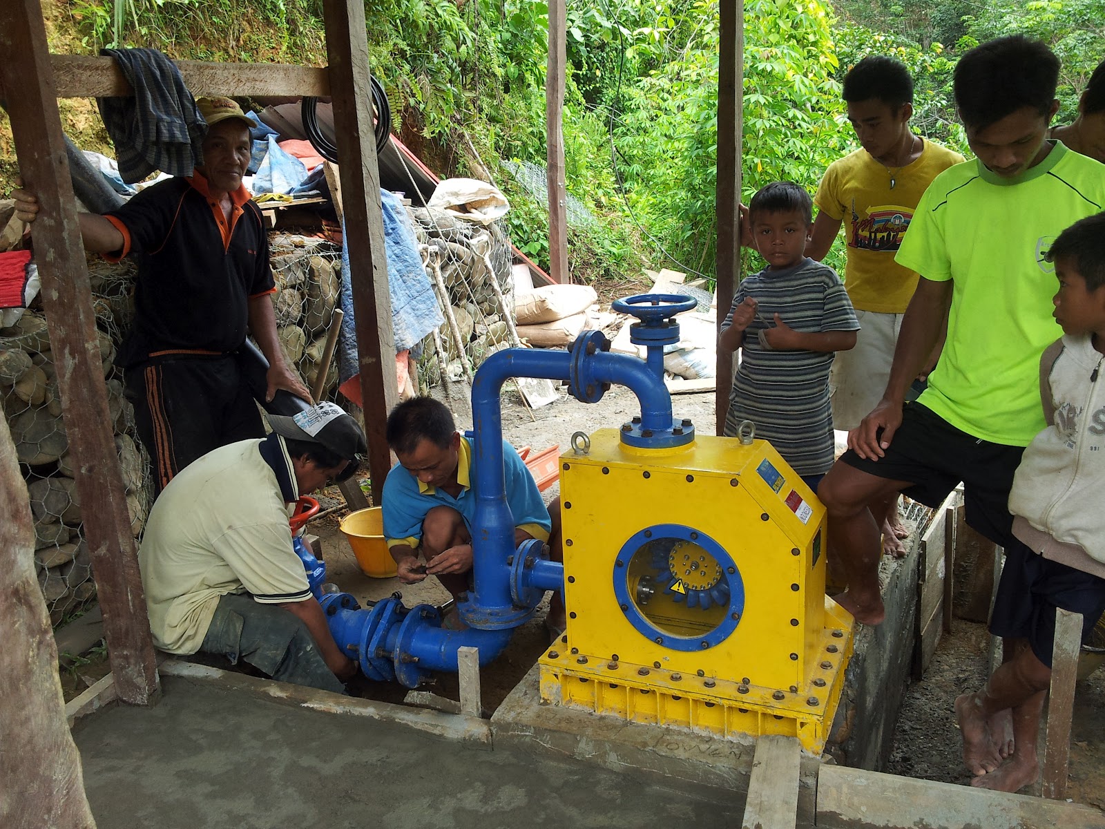 From the youth to the elderly, everyone gets involved in setting up the micry-hydro system for the Murut community in Kg Babalitan (pic courtesy of Adrian Lasimbang)