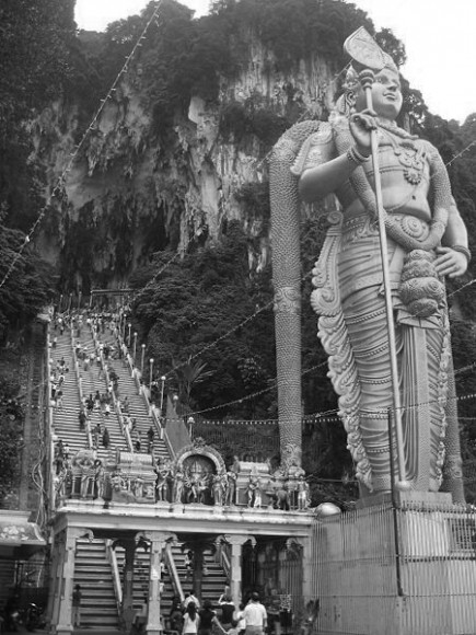 Another view of the temple at Batu Caves (Wiki commons)