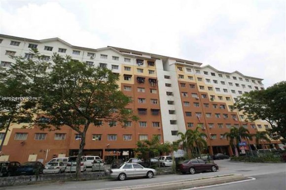 Existing blocks of low-cost flats at Taman Petaling Utama. (iproperty.com.my)