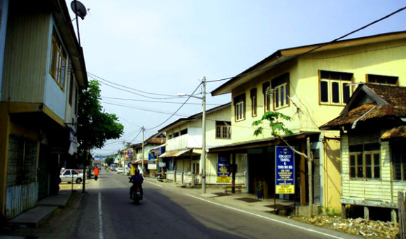 The main street in Kuala Besut town. (Wiki commons)