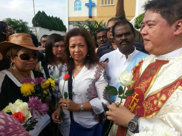 Datin Seri Marina Mahathir with Muslims  Muslims who turned up to support Christians at Our Lady of Lourdes Church in Klang on 5 Jan 2014 (Courtesy of Norhayati Kaprawi)