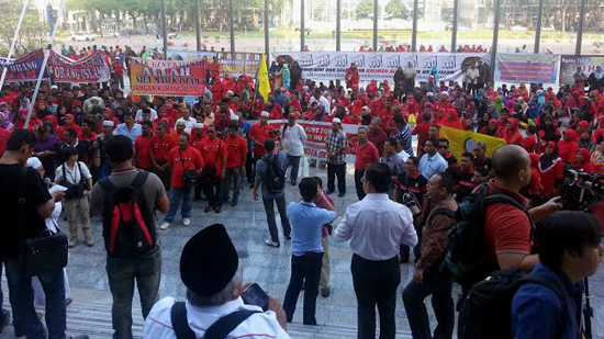 Perkasa members outside the Federal Court on 5 March 2014 (Courtesy of Norhayati Kaprawi)